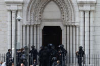 Un gran número de agentes entra en el templo sagrado para investigar lo ocurrido. (Photo by VALERY HACHE/AFP via Getty Images)