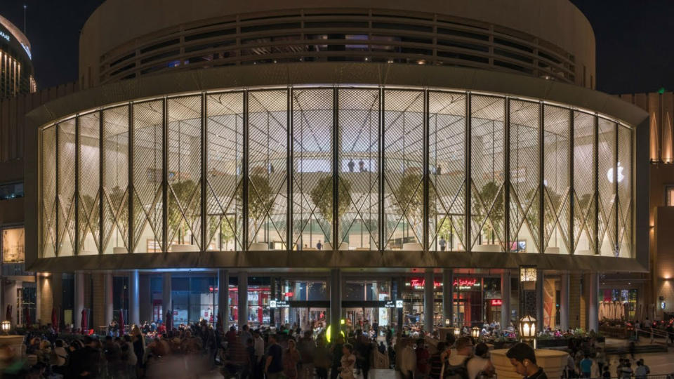 <p>La tienda de Apple en Dubái está en el interior de un centro comercial de lujo y destaca por el diseño de sus 18 ventanas solares motorizadas que responden según las condiciones medioambientales. Además, numerosos árboles adornan los pasillos del interior del establecimiento. (Foto: Youtube). </p>