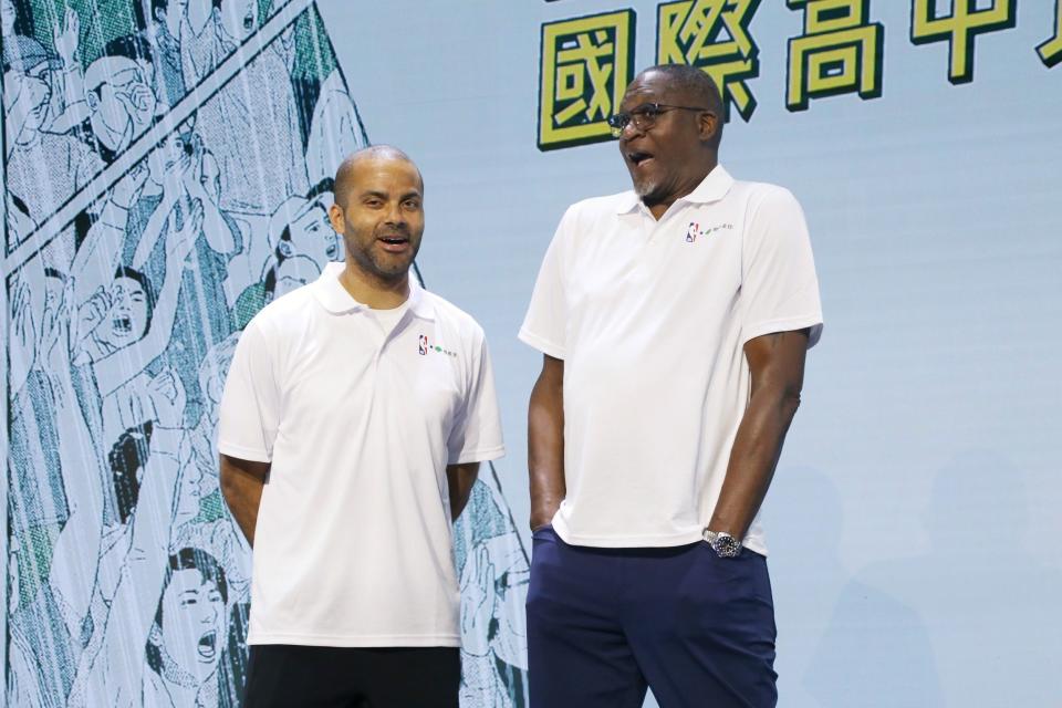 帕克（Tony Parker，左）與威金斯（Dominique Wilkins）來台出席記者會，暢談NBA生涯。（陳卓邦攝）