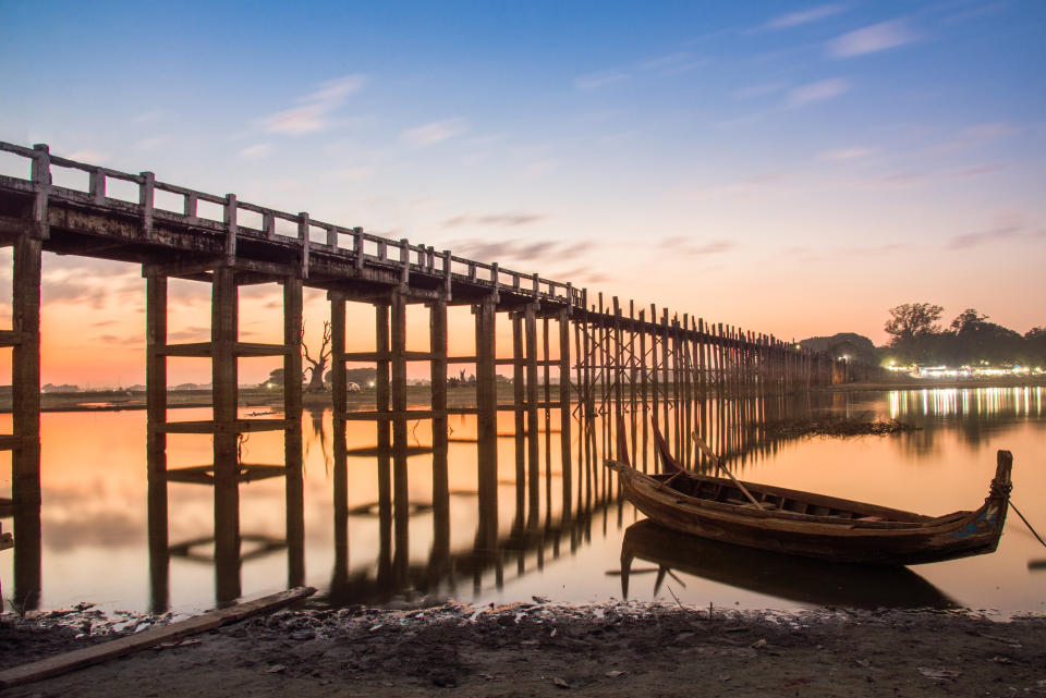 De un kilómetro y pico de longitud, el U Bein es el puente de madera más largo del mundo. Está situado sobre el lago Taungthaman, al sur de Mandalay, y se construyó en el siglo XIX, pero ha resistido muy bien el paso del tiempo y tanto locales como turistas lo cruzan habitualmente. (Foto: Getty Images).