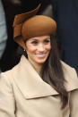 <p>En tant que fiancée officielle du prince Harry, Meghan Markle avait été conviée par la famille royale britannique à la traditionnelle messe de Noël. La jeune femme portait un chapeau, qui lui a valu de nombreuses moqueries. Crédit photo : Getty Images </p>