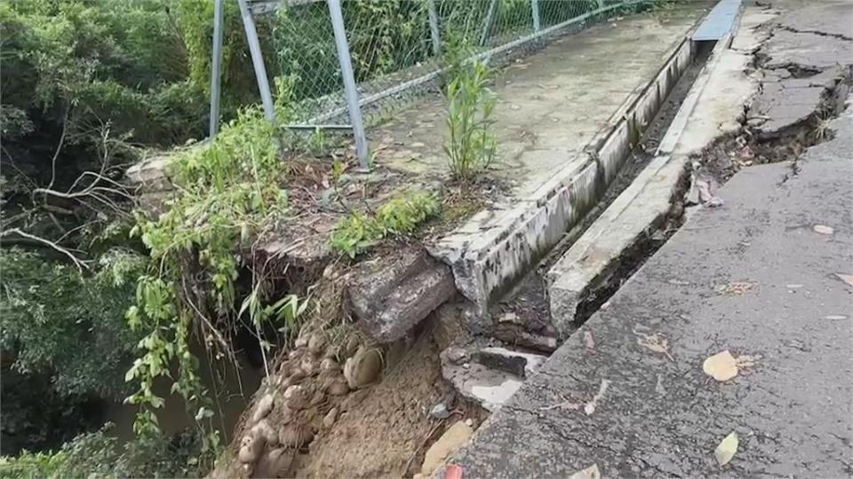 連日雨釀災　民宅前邊坡路面崩落掉進河