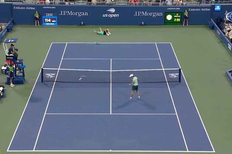 No puede creerlo ninguno de los dos: Pablo Carreño Busta celebra en el suelo tras ganar el partido, y Alex De Miñaur lanza su raqueta por su error en el asombroso match point que ambos sostuvieron en el Abierto de Estados Unidos.