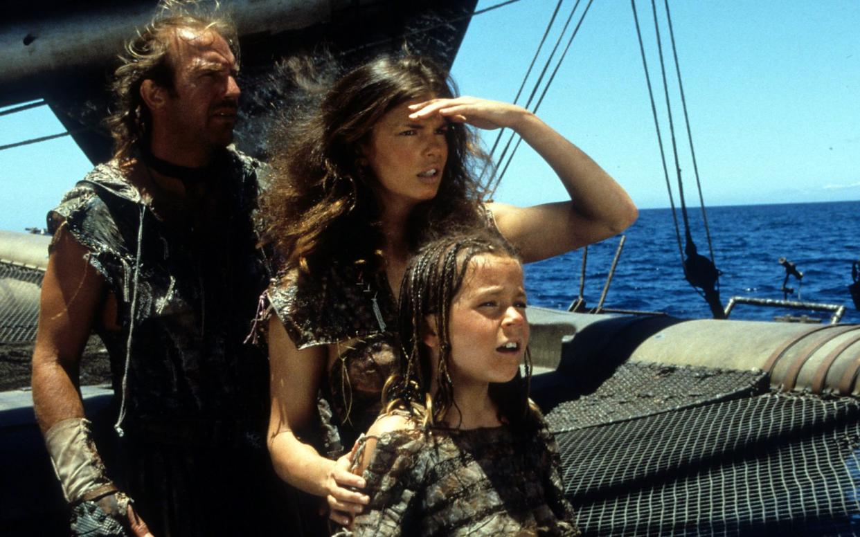 In "Waterworld" (1995) suchten Mariner (Kevin Costner), Helen (Jeanne Tripplehorn, Mitte) und Enola (Tina Majorino) fieberhaft nach einem Flecken Land, das nicht vom Meer überflutet wurde.  (Bild: Getty Images/Universal/Archive Photos)