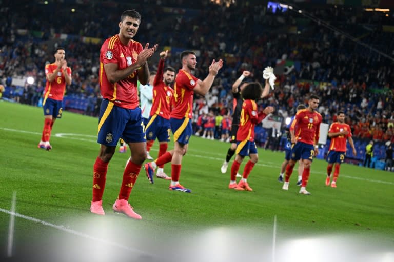 Los jugadores de la selección española celebran la victoria 1-0 frente a Italia en partido del grupo B de la Eurocopa, en el Arena AufSchalke de Gelsenkirchen el 20 de junio de 2024 (PATRICIA DE MELO MOREIRA)