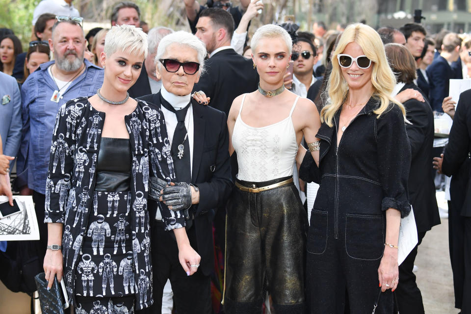 Katy Perry, Karl Lagerfeld, Cara Delevingne und Claudia Schiffer auf der Präsentation der Herbst/Winter-Kollektion 2017/18 von Chanel. (Bild: Getty Images)