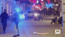 <p>Varias personas en el suelo después del tiroteo en el centro de Estrasburgo (Francia).<br>Foto: CMM via AP </p>