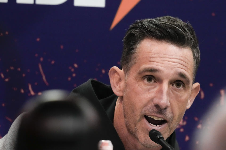 El head coach Kyle Shanahan de los 49ers de San Francisco, habla con los representantes de los medios de comunicación durante la noche de apertura del Super Bowl 58, el lunes 5 de febrero de 2024, en Las Vegas. (AP Foto/Charlie Riedel)