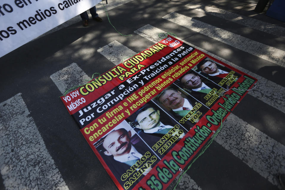 Un cartel con las imágenes de los expresidentes mexicanos yace en el suelo frente a la Corte Suprema durante una manifestación de partidarios del actual presidente de México, Andrés Manuel López Obrador, en la Ciudad de México, el jueves 1 de octubre de 2020. (Foto AP/Fernando Llano)