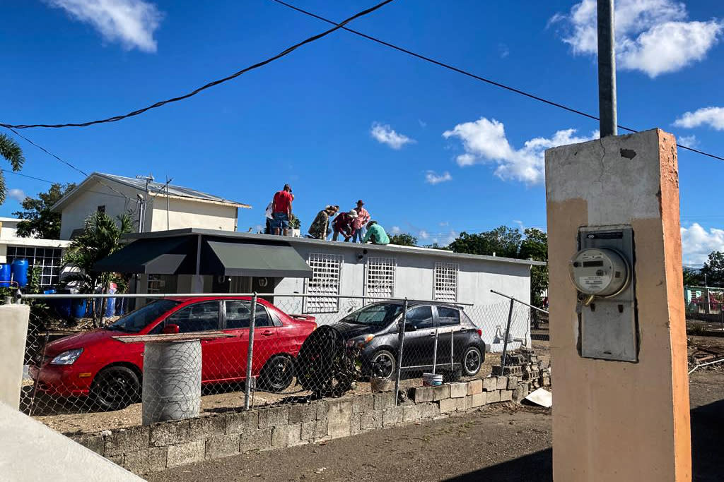 Rooftop solar panel being installed in the community El Coquí in Salinas, Puerto Rico. (Ruth Santiago / Junta Comunitaria del Poblado Coquí)