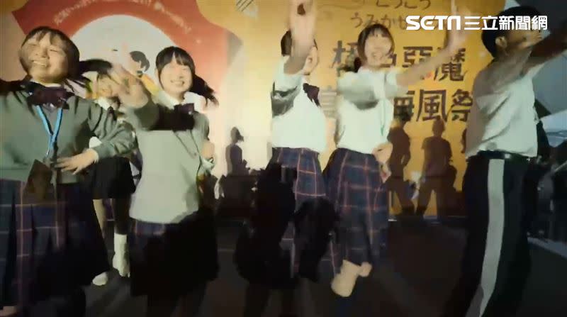橘色惡魔大方與雄中學生和跳日文版「心電心」，畫面流出不少人直呼：卡哇伊。（圖／高市府提供）