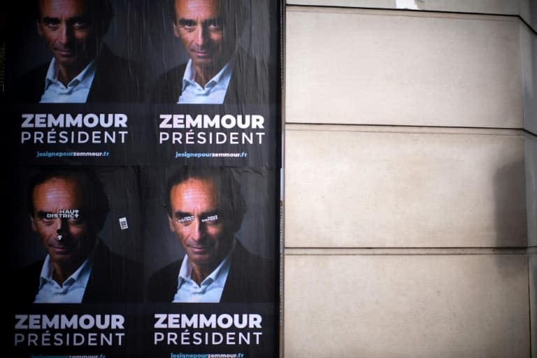 Des affiches soutenant la candidature d'Eric Zemmour à l'élection présidentielle de 2022, dans les rues de Paris, le 28 juin 2021 - Olivier MORIN © 2019 AFP