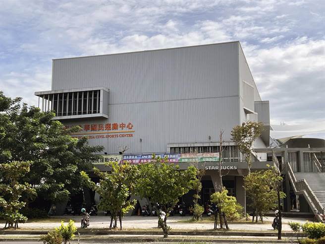 國民黨台南市長候選人謝龍介陣營表示，中華西路永華運動中心在前市長施治明任內曾爭取中央補助計畫興建經國體育館。（洪榮志攝）