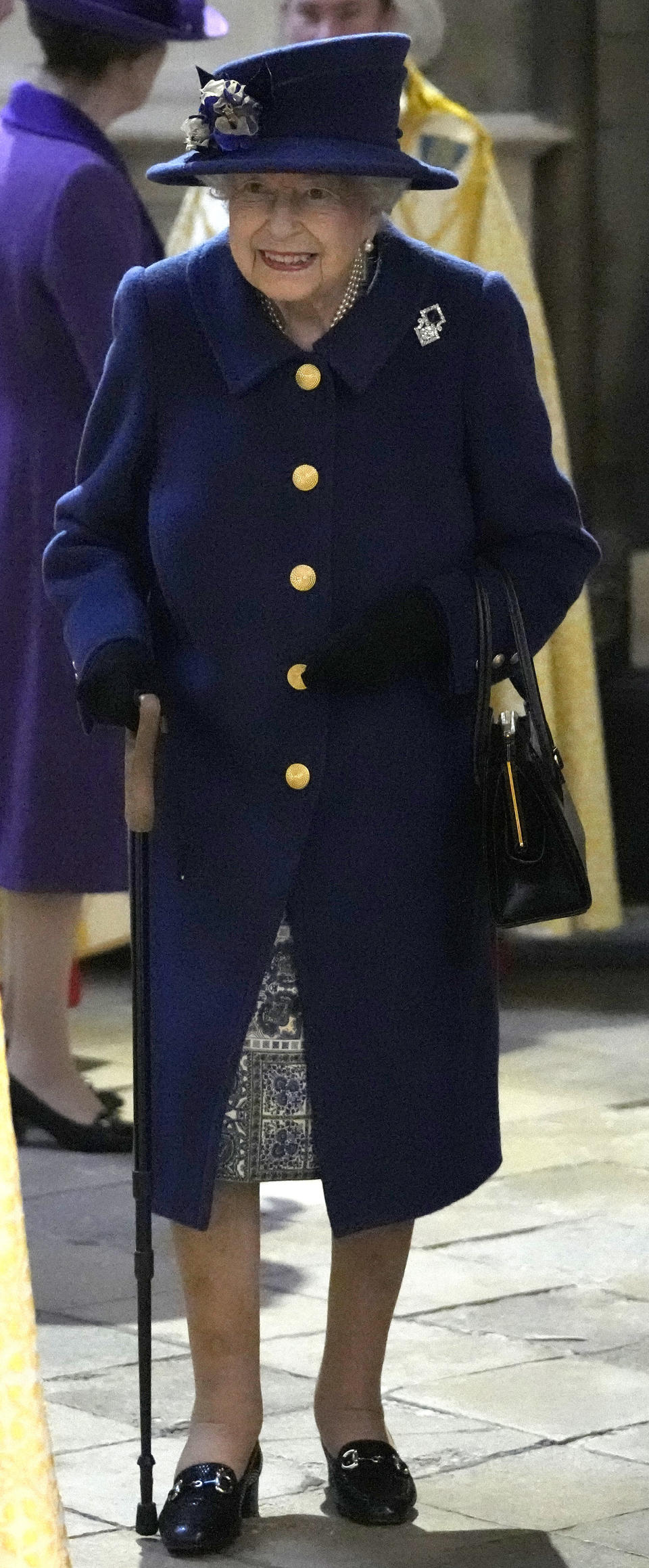 La reina Isabel II de Inglaterra llega a un servicio en la Abadía de Westminster para conmemorar el centenario de la Real Legión Británica, el martes 12 de octubre de 2021 en Londres. (AP Foto/Frank Augstein, Pool)