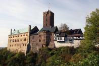 Die beeindruckende Burg am Rande Eisenachs spiegelt fast 1.000 Jahre deutsche Geschichte wider. Wohl ein Grund, warum die Wartburg zu den ersten Burgen Deutschlands zählt, die als UNESCO-Welterbe gelistet wurde. Denn wie keine andere Burg in Deutschland wurde der Bau von 1067 Zeitzeuge wichtiger Ereignisse - vor allem nach 1521/1522 ... (Bild: iStock / Thomas-canon)