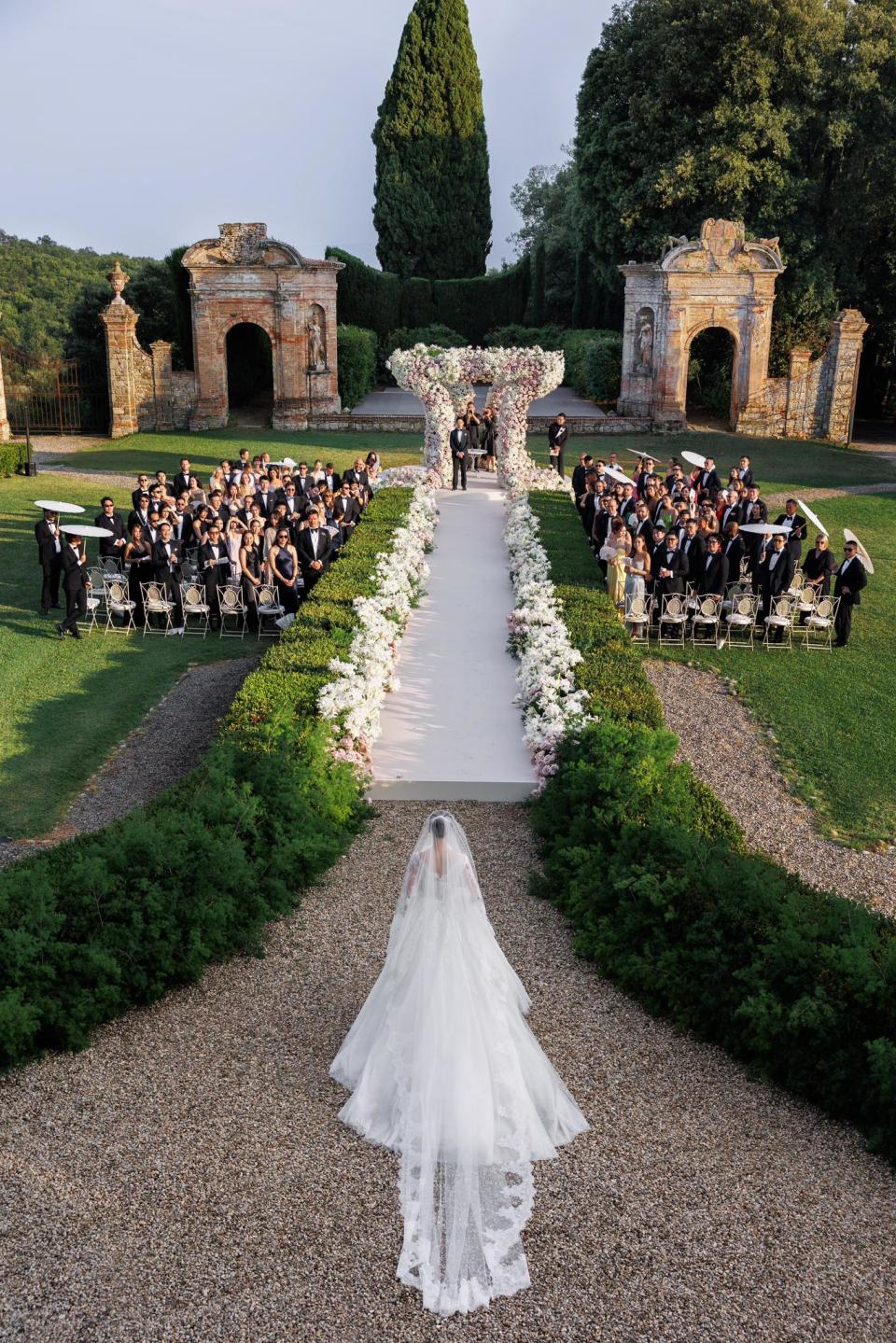 Karena Wu Qianyu and Shi Boxiong, the third generation of billionaires, held a makeup wedding in Italy