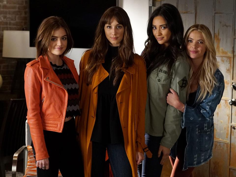 LUCY HALE, TROIAN BELLISARIO, SHAY MITCHELL, ASHLEY BENSON