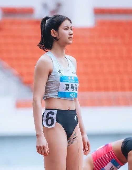 20歲田徑女神夏思凝在60公尺跨欄封后，網友批評她所穿的三角褲「太高衩」，跨欄時會走光。（圖／翻攝自微博）