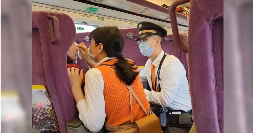 高鐵列車長與服務人員一同安撫傷心落淚的婦人。（圖／翻攝自「新竹爆料公社」臉書）
