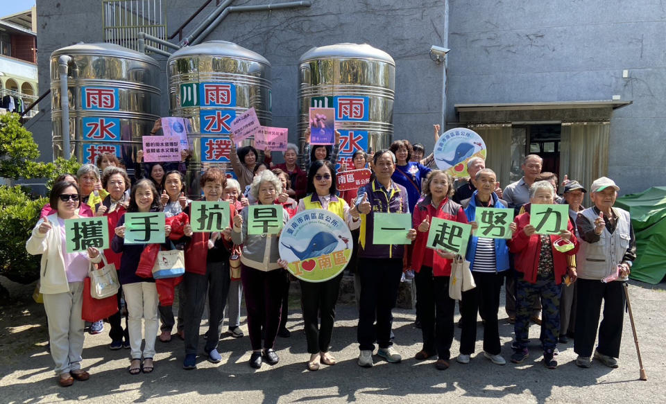 明亮里架設「水撲滿」，利用回收水澆灌公園花草。（記者陳治交攝）