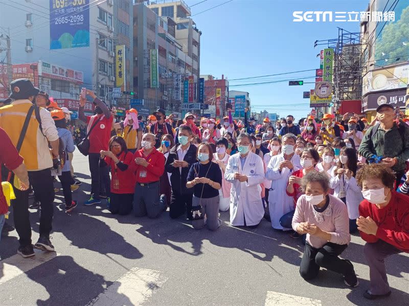 白沙屯媽祖行經沙鹿市區停駕童綜合醫院，總院長帶員工迎接。（圖／童綜合醫院提供）