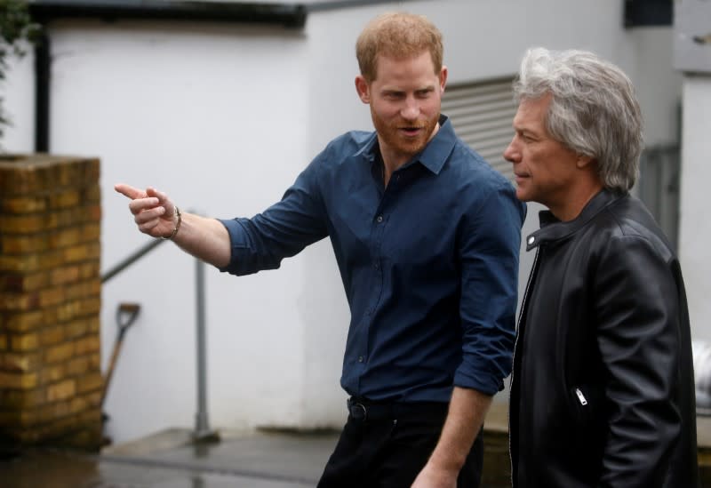 FOTO DE ARCHIVO: El Príncipe Harry y Jon Bon Jovi caminan fuera de los estudios Abbey Road en Londres, Reino Unido