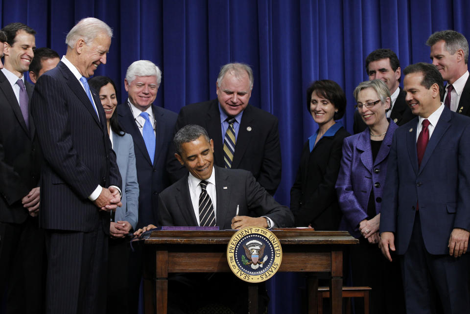 Le président américain Barack Obama signe la loi Stop Trading on Congressional Knowledge (STOCK) dans le bâtiment du bureau exécutif d'Eisenhower près de la Maison Blanche à Washington, le 4 avril 2012. La loi garantit que les membres du Congrès sont soumis aux mêmes lois sur le délit d'initié que les autres Les Américains.  REUTERS/Jason Reed (ÉTATS-UNIS - Tags: POLITIQUE AFFAIRES)