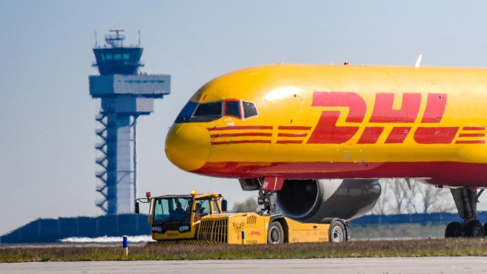 Ein DHL-Frachtflugzeug landet auf dem Flughafen Leipzig/Halle. Die globale Logistikbranche bereitet sich schon jetzt auf die globale Verteilung von Covid-19-Impfstoffen vor.