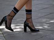 <p>Das, was lange modische Todsünde war, ist plötzlich laufstegtauglich: Socken in Sandalen. Allerdings geht es dabei um schicke Highheels und möglichst auch geschmackvolle Söckchen. Foto: Britta Pedersen </p>