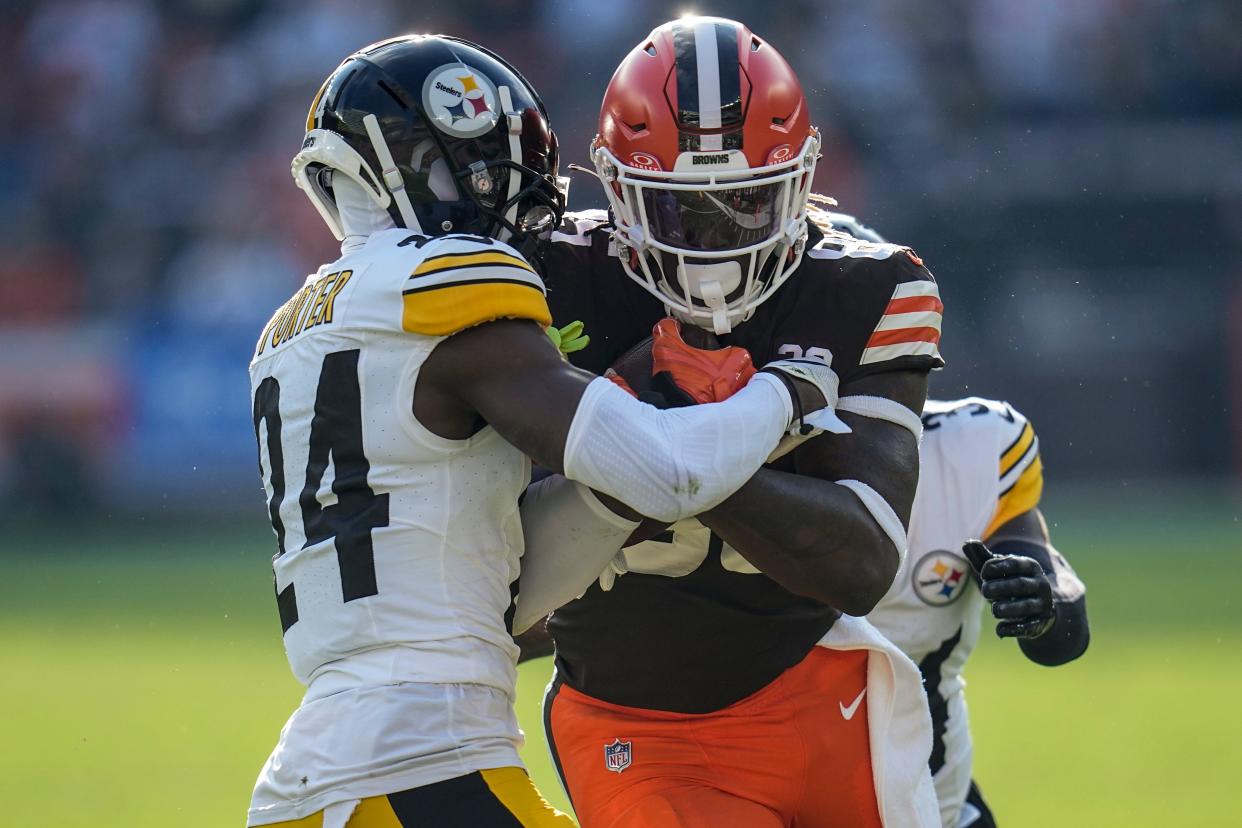 Cleveland Browns tight end David Njoku (85) runs into Pittsburgh Steelers cornerback Joey Porter Jr. (24) during the first half Sunday in Cleveland.