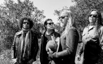 Alice In Chains gehörten zu den erfolgreichsten Vertretern des Genres. Die Band ist noch heute aktiv und spielt mit wechselnden Sängern. 2018 erschien das aktuelle Album "Rainier Fog". Von der Originalbesetzung leben zwei Musiker nicht mehr. Sänger Layne Staley starb 2002 an einer Überdosis Heroin und Kokain. Bassist Mike Starr war ebenfalls drogensüchtig und starb 2011. (Bild: Pamela Littky)