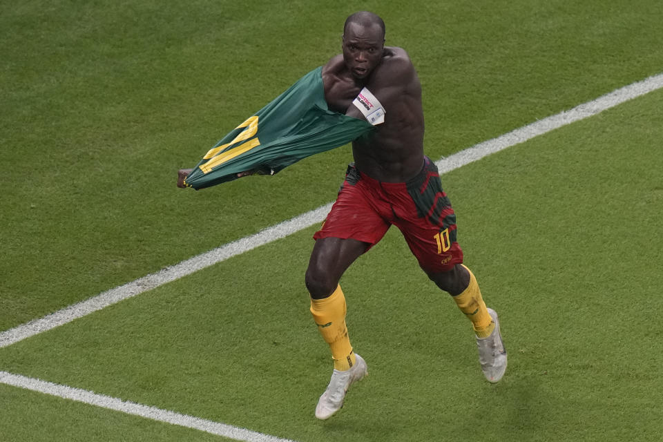 Vincent Aboubakar celebra tras anotar el gol de Camerún en la victoria 1-0 ante Brasil en el partido por el Grupo G del Mundial, el viernes 2 de diciembre de 2022, en Lusail, Qatar. (AP Foto/Alessandra Tarantino)