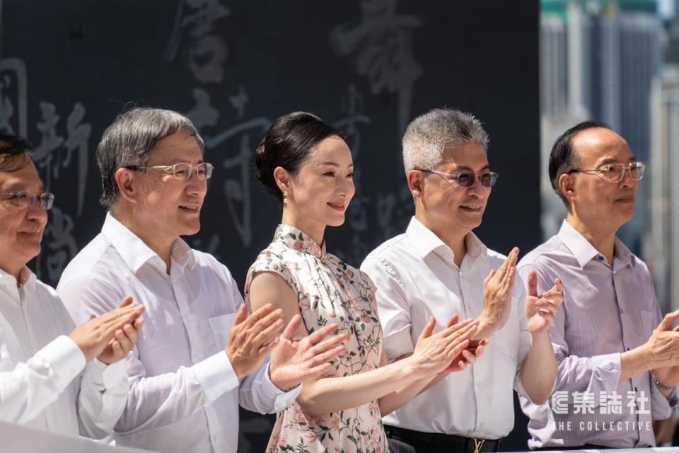 政務司副司長卓永興（左二）出席開幕儀式。唐婭盼可藉活動說好中國故事、說好香港故事，「彰顯文化自信。」