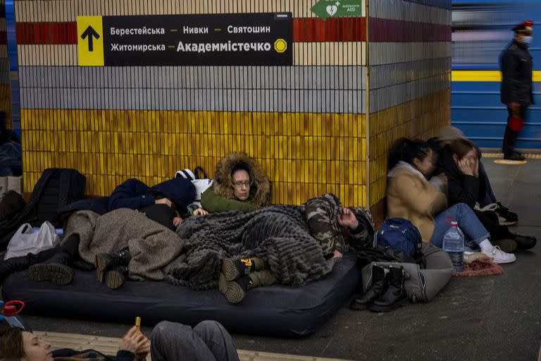 La gente duerme en el metro de Kiev, usándolo como refugio antiaéreo, el 25 de febrero de 2022