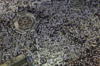 Muslim pilgrims pray at the Grand mosque in the holy city of Mecca, ahead of the annual haj pilgrimage October 10, 2013. REUTERS/Ibraheem Abu Mustafa (SAUDI ARABIA - Tags: RELIGION)