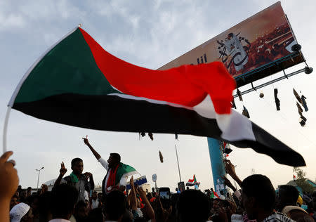 Sudanese demonstrators protest outside the Defence Ministry in Khartoum, Sudan April 14, 2019. REUTERS/Umit Bektas