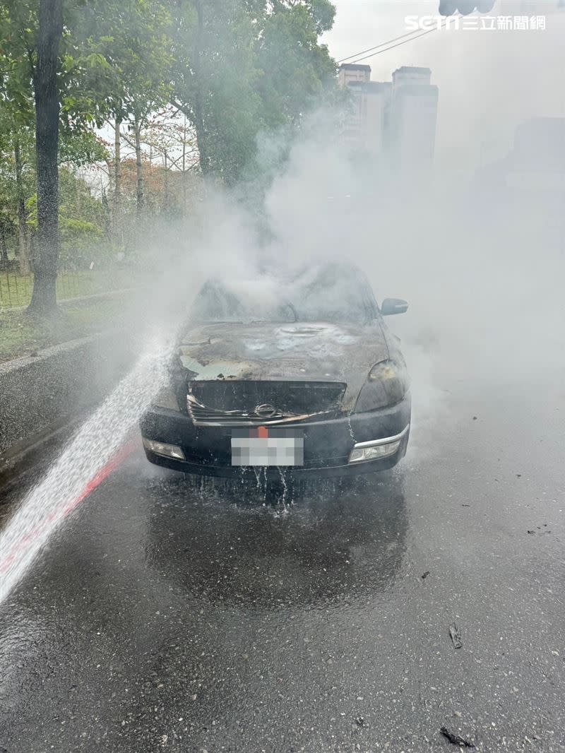 整部車被燒成廢鐵。（圖／翻攝畫面）