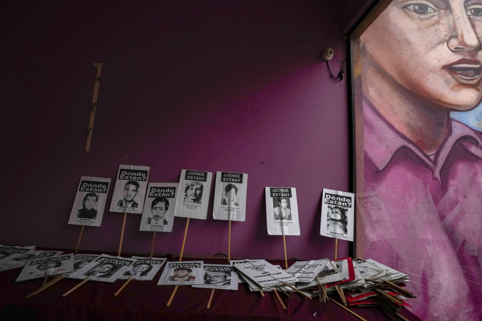 Carteles de protesta con las imágenes de los desaparecidos durante la dictadura militar de Augusto Pinochet apilados en un almacén del grupo de derechos humanos Asociación de Familias de los Detenidos-Desaparecidos, en Santiago, Chile, el viernes 18 de agosto de 2023. Pinochet murió en 2006 sin haber sido condenado por ninguno de los crímenes. La Fundación de Documentación y Archivo de la Vicaría de la Solidaridad mantiene la búsqueda de justicia a través de su archivo en el que hay preservados 47.000 casos de violaciones a los derechos humanos durante el régimen de Pinochet. (AP Foto/Esteban Félix)