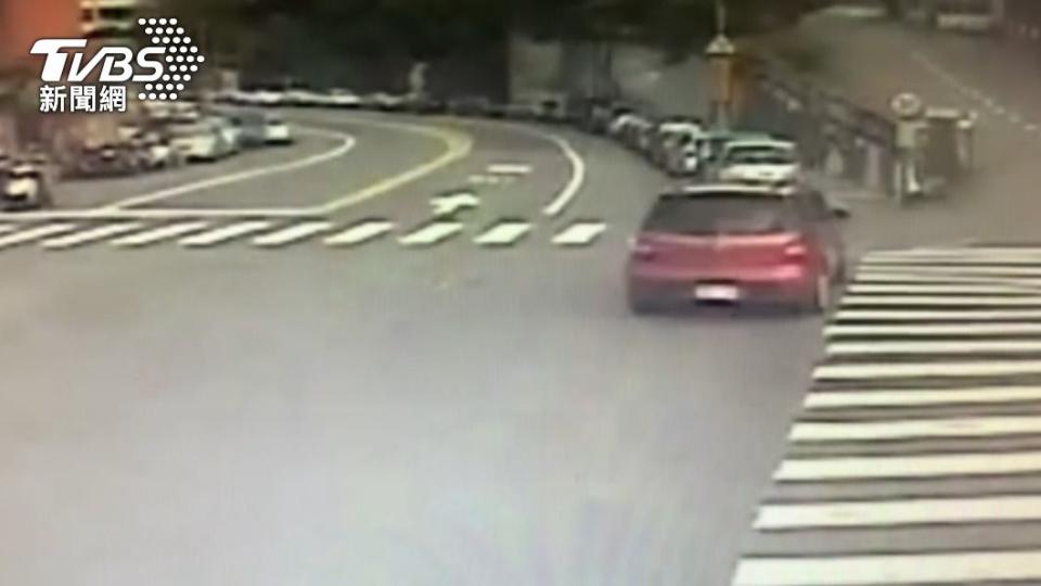 吳男闖紅燈後又撞上停在路邊的轎車。（圖／TVBS）