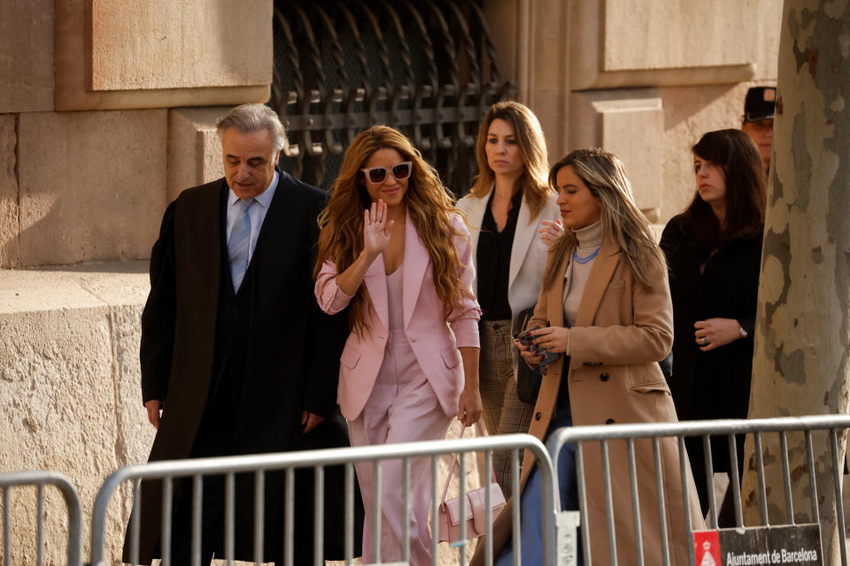 Shakira saliendo de los juzgados en Barcelona, 20 de noviembre de 2023. REUTERS/Albert Gea