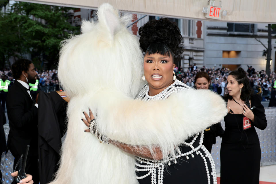 Lizzo se quedó de piedra cuando Jared Leto, disfrazado de gato, la abrazó en la alfombra roja. (Photo by Jamie McCarthy/Getty Images)