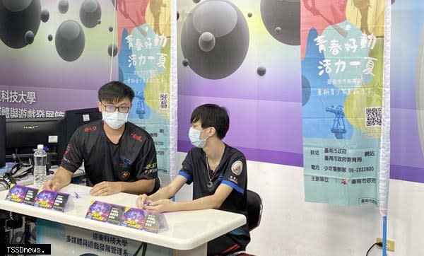 南警府城少年電競賽熱鬧登場，參賽選手於豪雨中熱血開戰，並透過轉播讓無法參賽的遊戲好手也能在家共襄盛舉。（記者李嘉祥攝）