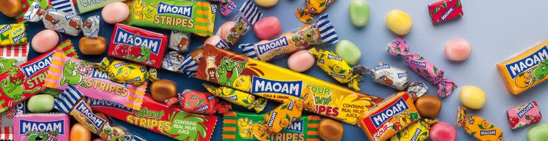 <p><b>Maoam</b><br>Es ist fast ein Jahrhundert her, als Hans Riegel 1920 in einer Bonbonküche mit Kupferkessel in Bonn klein anfing. Der Süßwarenhersteller macht seitdem nach eigenen Angaben “Kinder und Erwachsene froh” und ist bekannt unter dem Namen Haribo. Ebenfalls zu Haribo gehört das fröhlich-freche Kaubonbon, dessen Werbespot über Generationen hinweg Bekanntheit erlangt hat: Schiedsrichter Walter Eschweiler brüllt verzweifelt in die Zuschauermenge: „Wollt ihr Verlängerung?” – Antwort: „Nein!” „Wollt ihr Elfmeterschießen?” – Antwort: “Nein!”. “Was wollt ihr denn?” – Antwort: “Maoam!”. Der Spot wird seit den 70er Jahren mit leichten Variationen im Fernsehen ausgestrahlt. Der Begriff “Maoam” steht dabei für „Mundet allen ohne AusnahMe“. (Bild: haribo.com) </p>