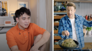 主廚使用平底鍋炒飯而不是炒鍋｜Uncle Roger noted that the chef used a saucepan to fry the rice instead of a wok. (Screengrab from the video)