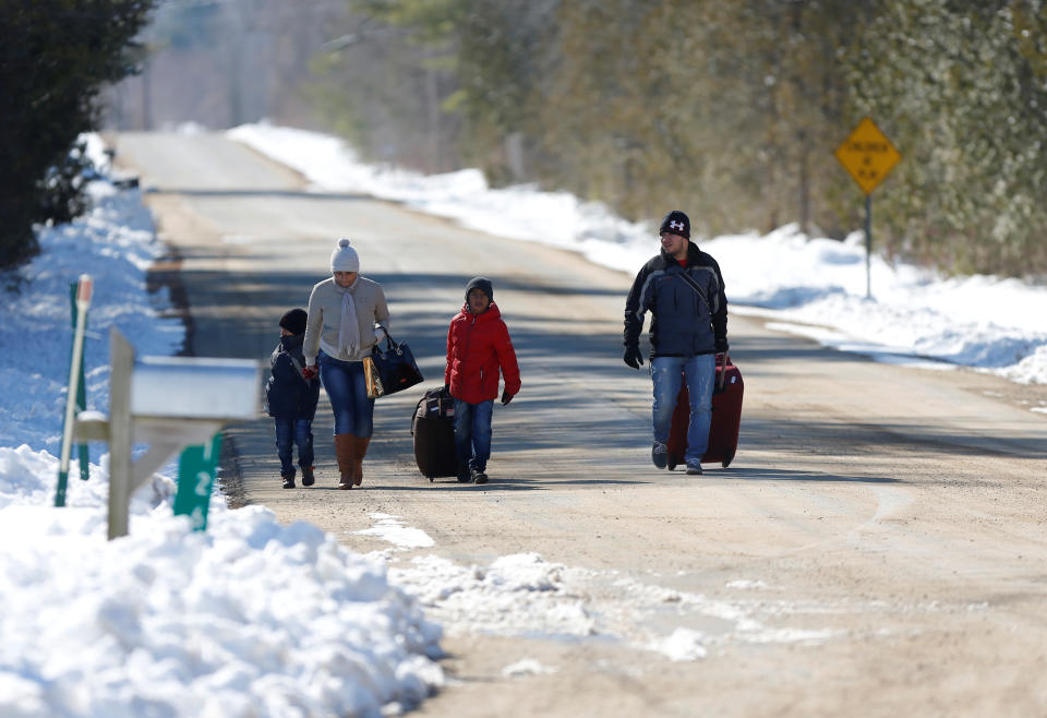 Una familia cruzando la frontera de Estados Unidos a Canada REUTERS/Christinne Muschi