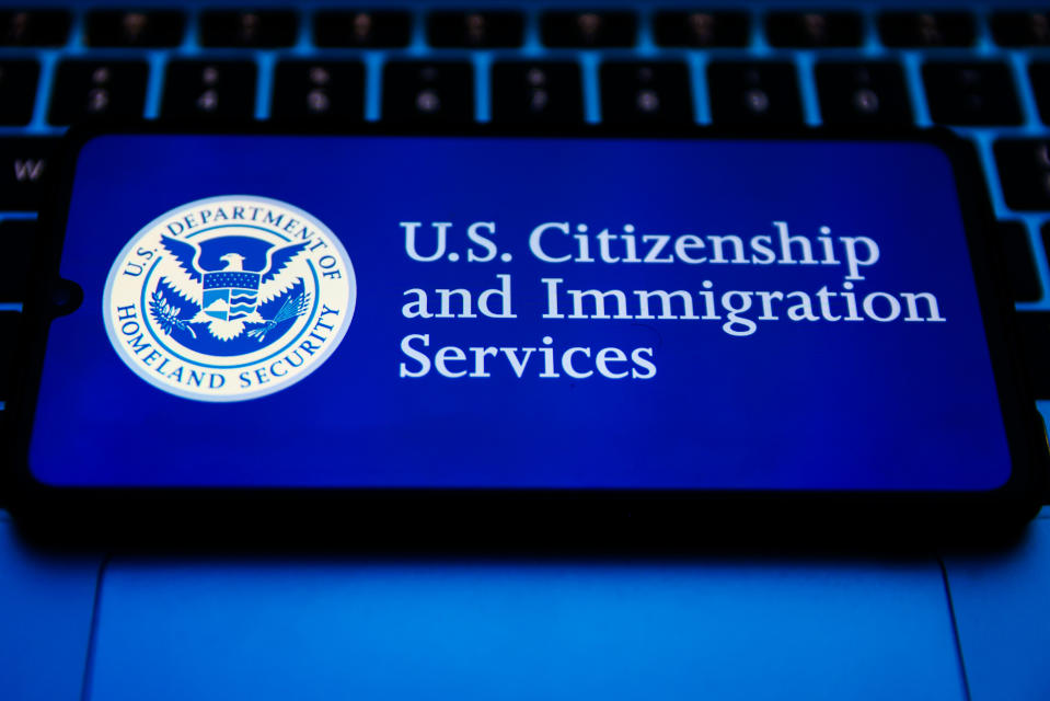 El sello del Servicio de Ciudadanía e Inmigración de Estados Unidos (Beata Zawrzel/NurPhoto vía Getty Images)