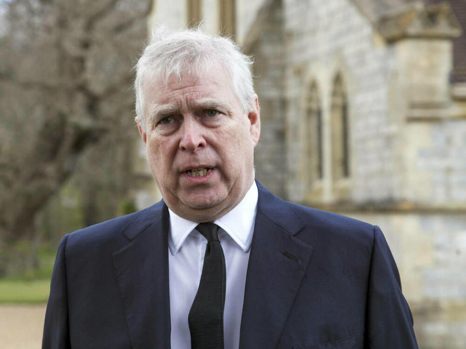 Prinz Andrew vor der All Saints Chapel im Windsor Great Park in Berkshire. (Bild: imago images/i Images)