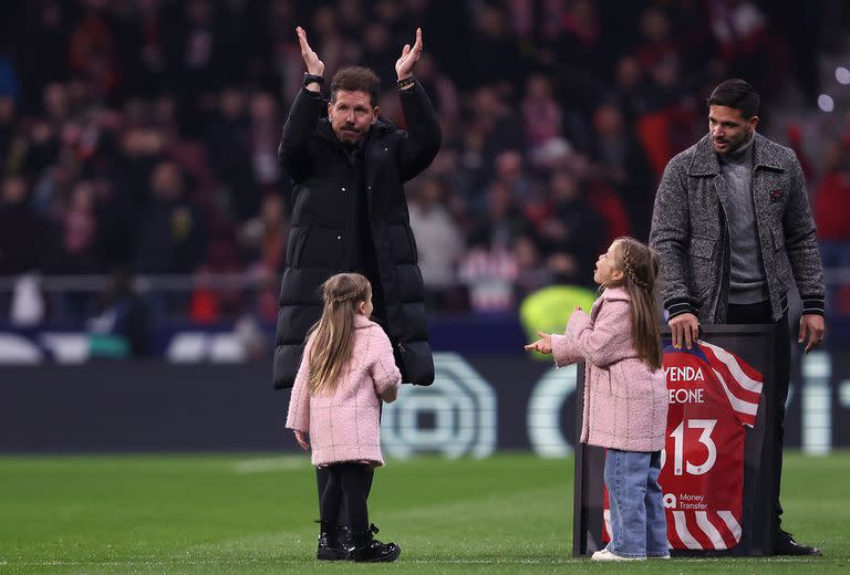 Diego Simeone, acompañado por sus hijos Giovanni, Francesca y Valentina, retribuye el saludo de los hinchas de Atlético de Madrid, tras marcar el récord de 613 partidos como DT colchonero.