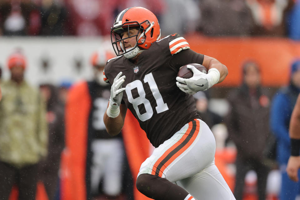 Austin Hooper #81 of the Cleveland Browns 