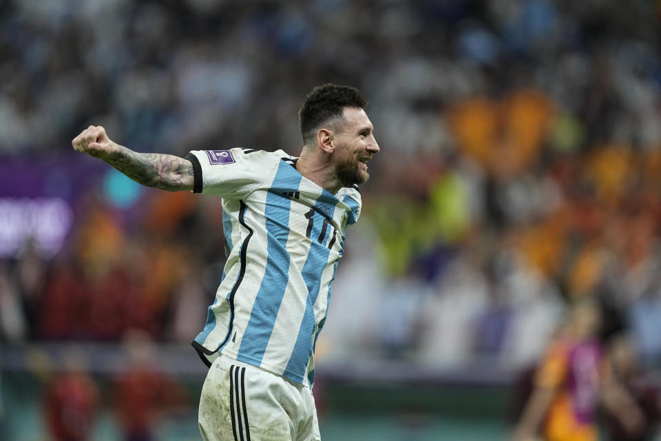 Messi celebra tras la victoria de Argentina por penales ante Holanda en el partido por los cuartos de final del Mundial, el sábado 10 de diciembre de 2022, en Lusail, Qatar. (AP Foto/Jorge Saenz)